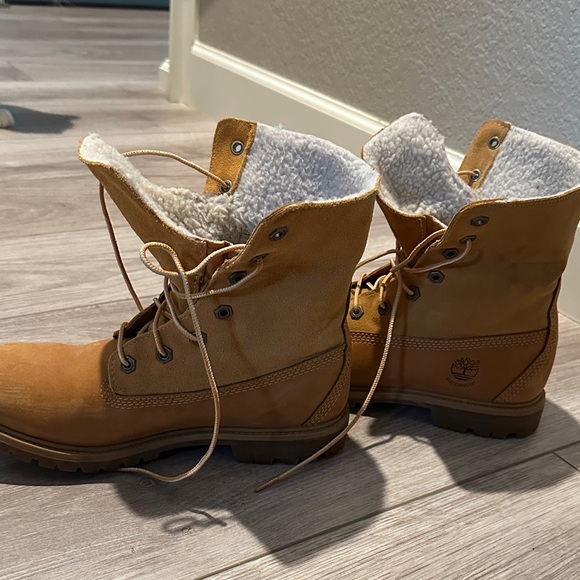 Women’s timberland Sherpa fold over boots - Picture 2 of 3